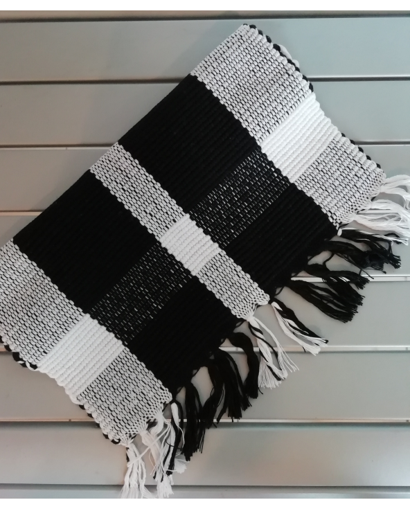 Black And White Table Mat With Fringes - Jogo...