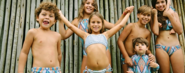 Descubre ropa de baño divertida y colorida para niños, hecha para el juego de verano.